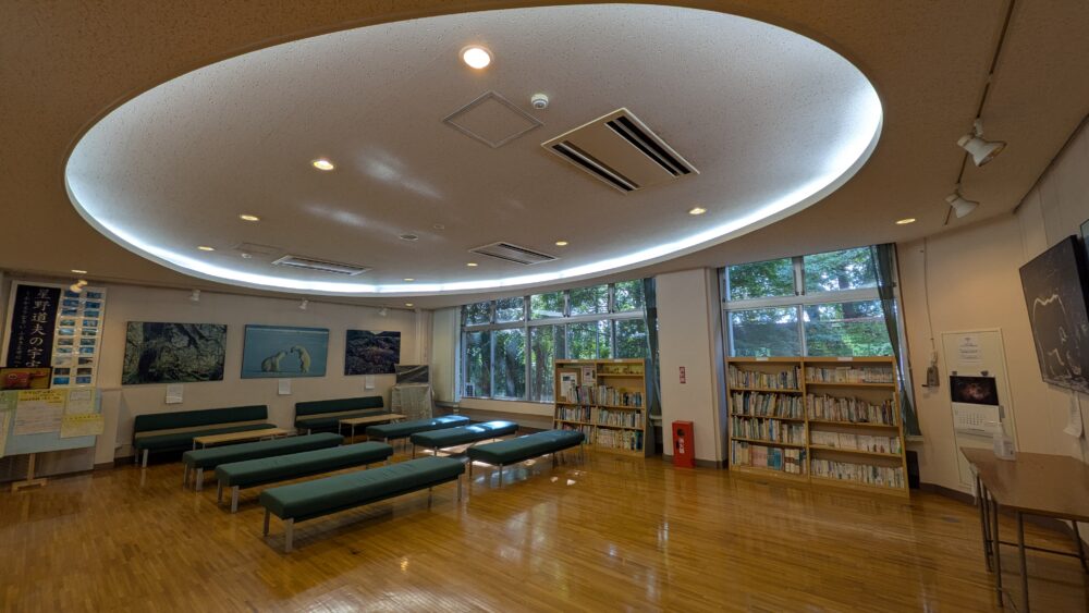 市川市少年自然の家のロビー
