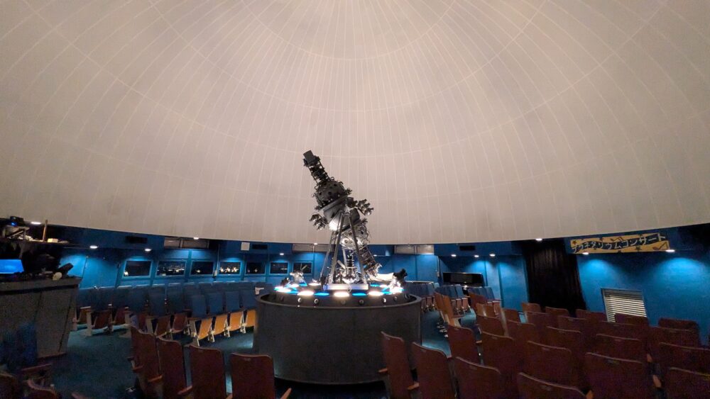 市川市少年自然の家のプラネタリウムの内部