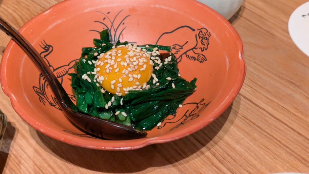 土佐みょうじんのニラお浸し土佐ジロー卵黄のせ