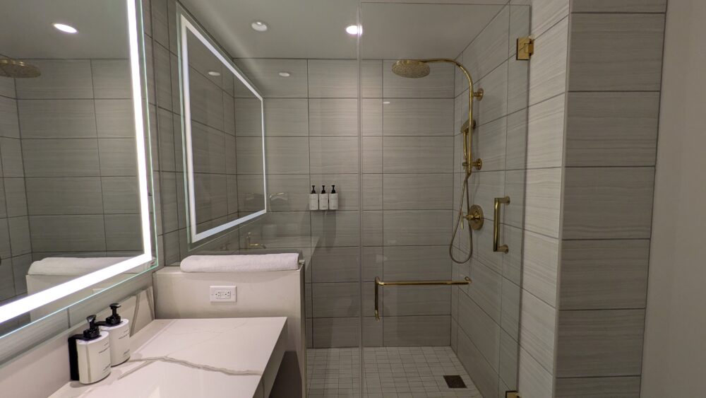 ラスベガスヒルトンアットザワールドのデラックスキングのシャワールーム