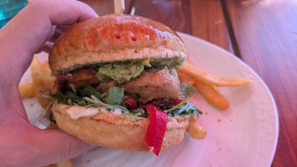 ラスベガスヒルトンアットザワールドのプールのチキンサンドはアメリカならでは