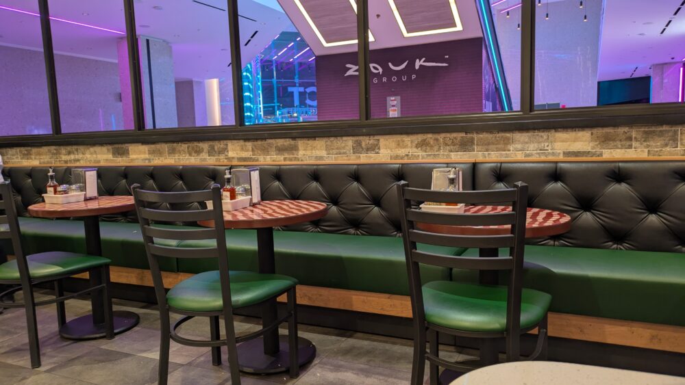 Mulberry Street Pizzeriaのテーブル席