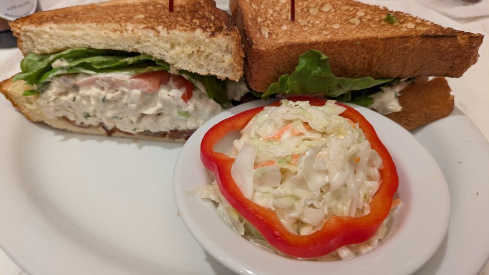 チキンサラダサンドイッチにコールスローをつけてみた