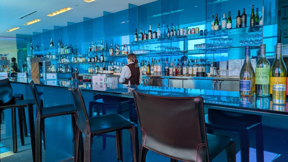 ヴァージン・アトランティック航空のクラブハウスのカウンター席