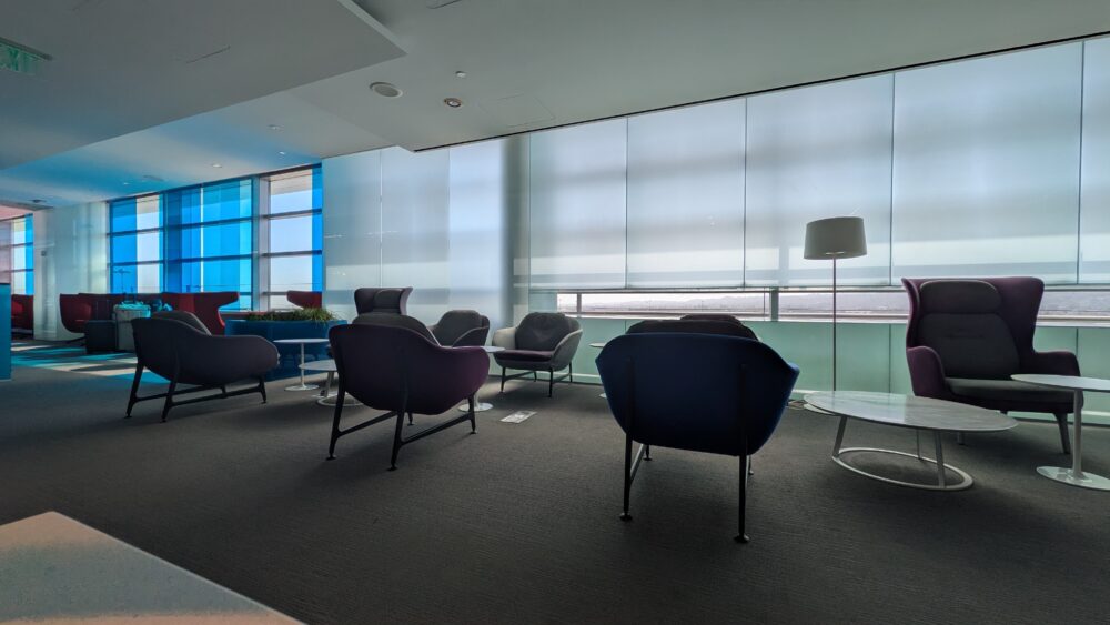 ヴァージン・アトランティック航空のクラブハウスのソファ