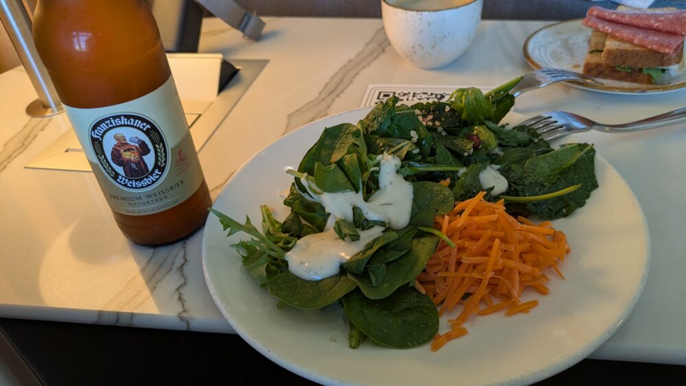 ブリティッシュ・エアウェイズ(British Airways)のサラダとビール