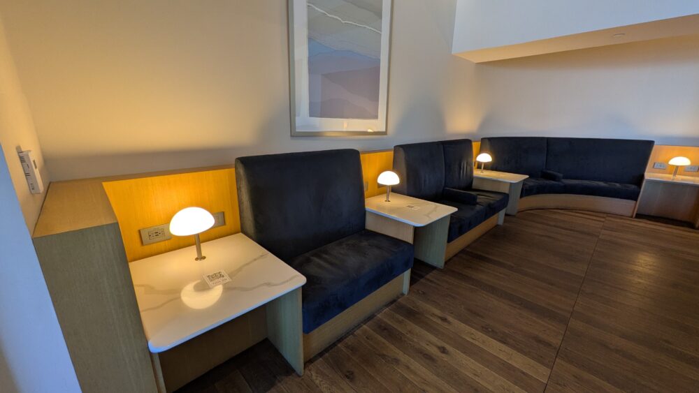 ブリティッシュ・エアウェイズ(British Airways)のラウンジのソファ