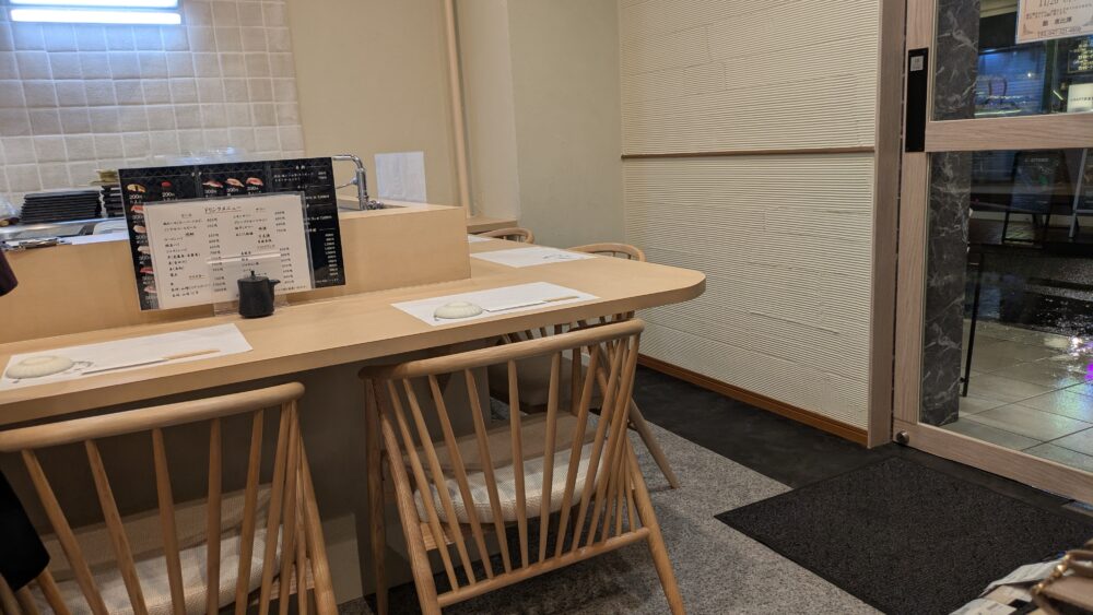 鮨海老澤の店内