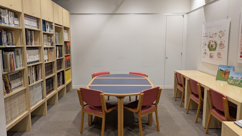 横浜ユーラシア文化館の館内の図書コーナー