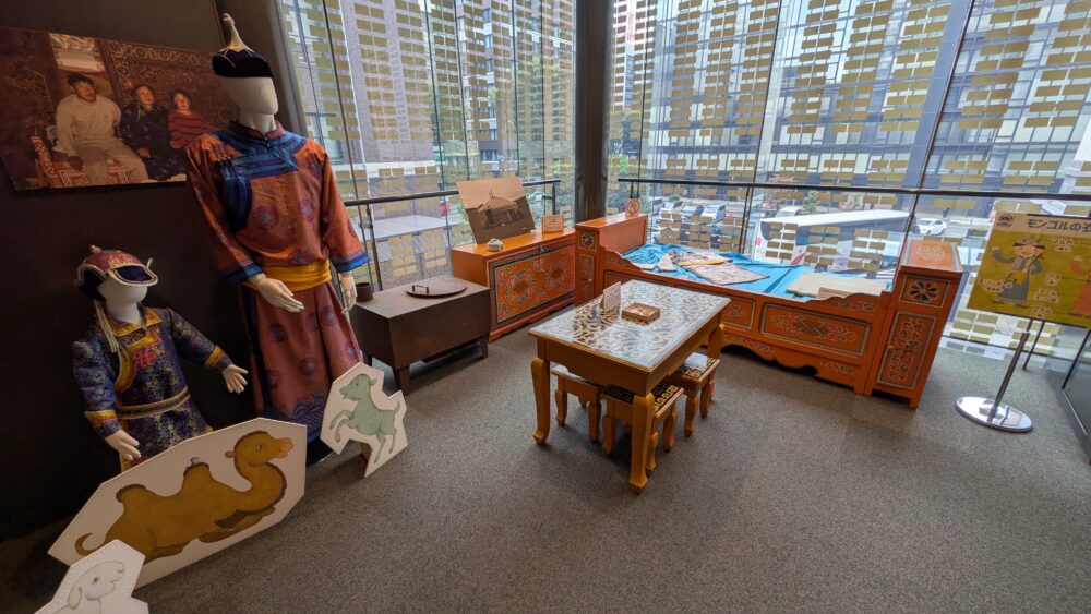 横浜ユーラシア文化館の入口の展示