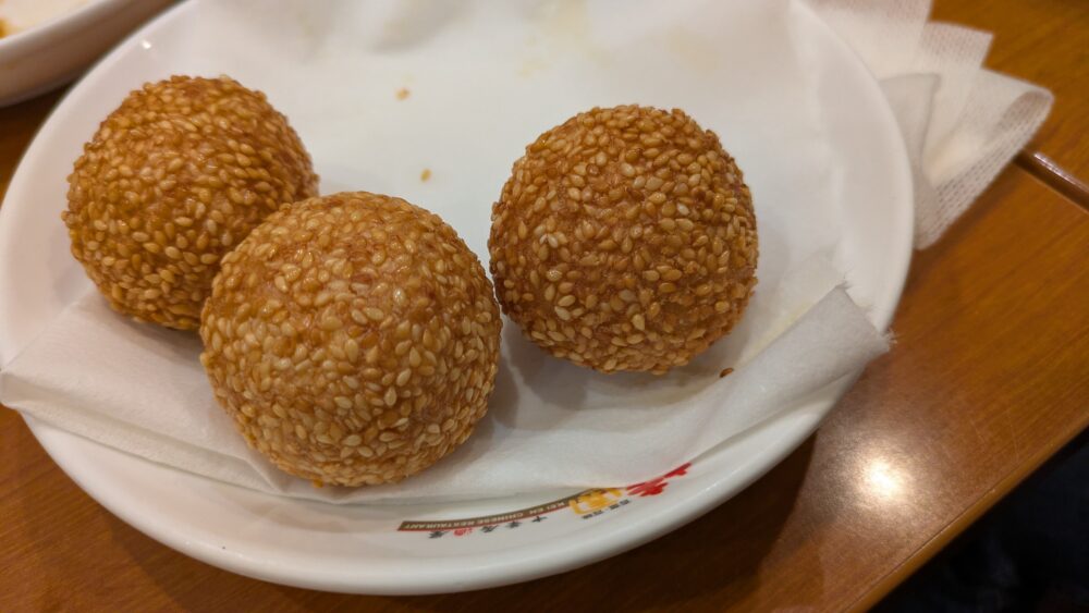 桂園銀座店の胡麻団子