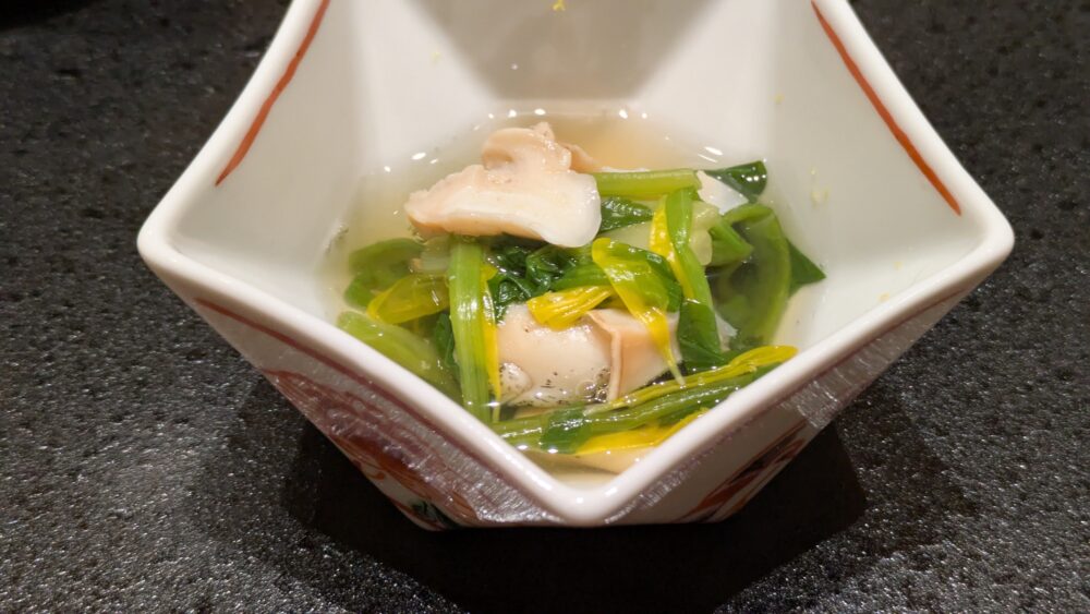 鮨美吟のセリと白バイ貝の温かいおひたし