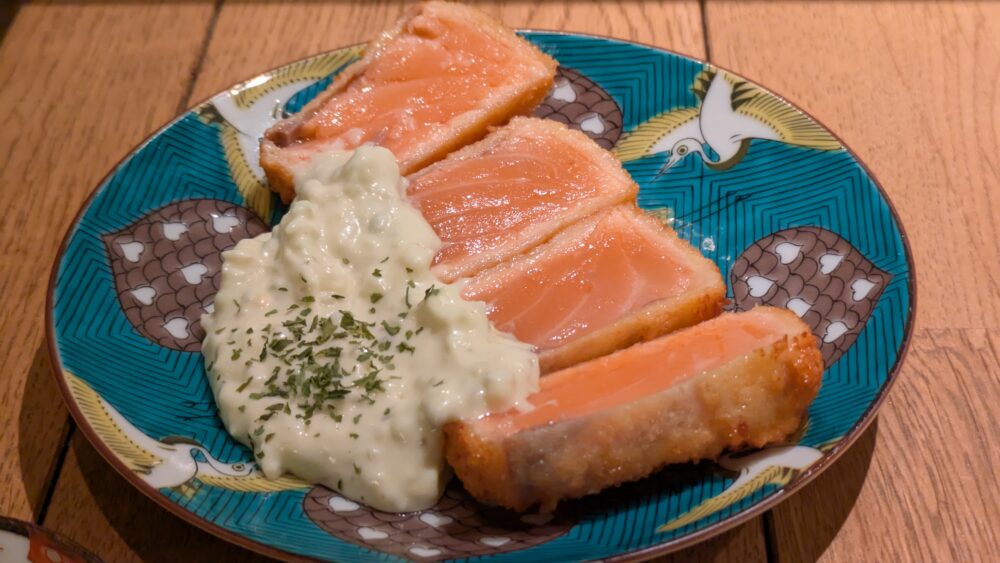 ひまり商店のサーモンレアカツ