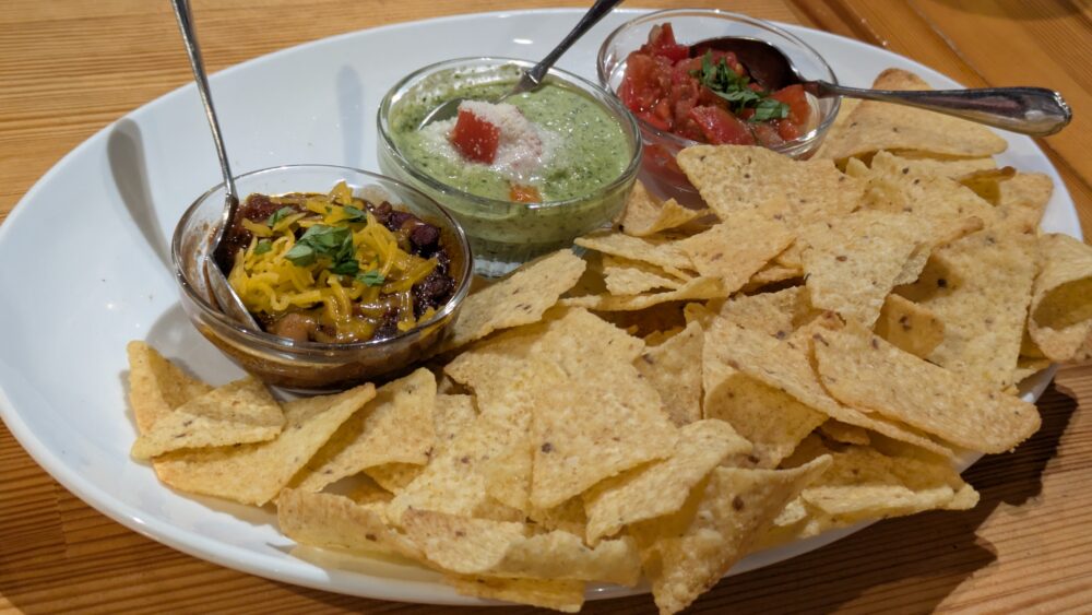 デビルクラフト浜松町のトルティーヤチップスと3種の手作りディップ添え