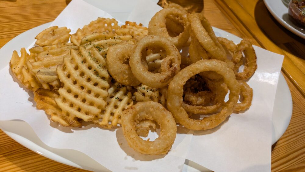 デビルクラフト浜松町のワッフルフライドポテト & オニオンリング盛り合わせ