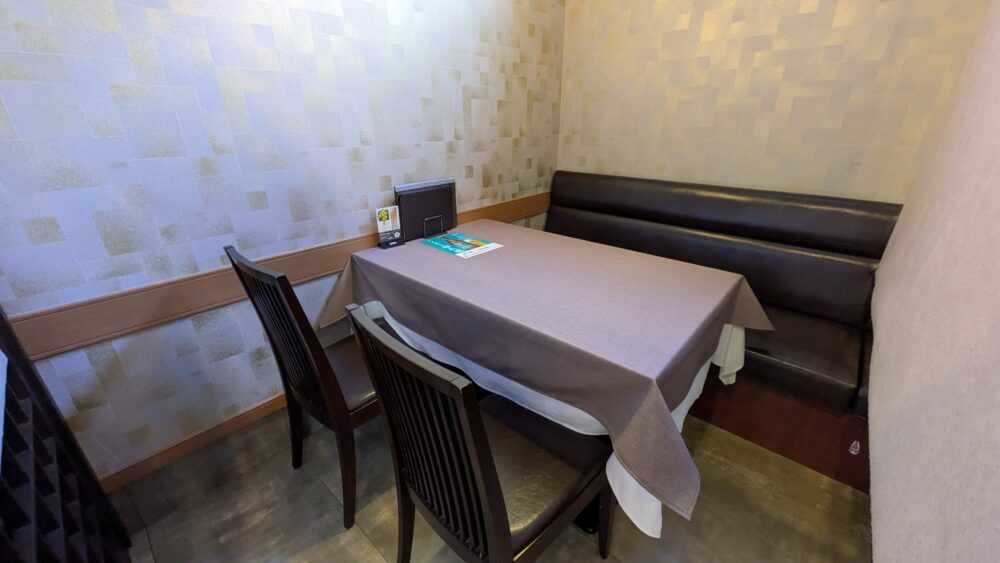 彩福のテーブル席