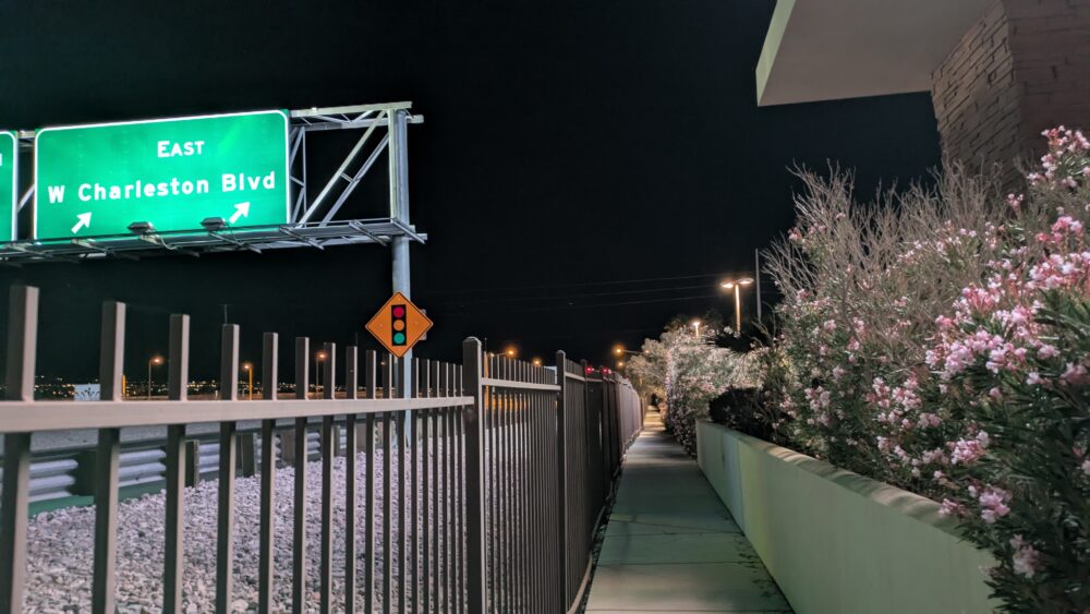 レッド・ロック・カジノ・リゾート・アンド・スパの高速道路沿いの通路