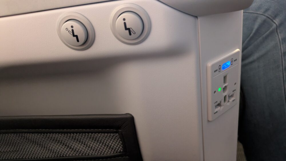 アラスカ航空の国内線ファーストクラスは電源も完備