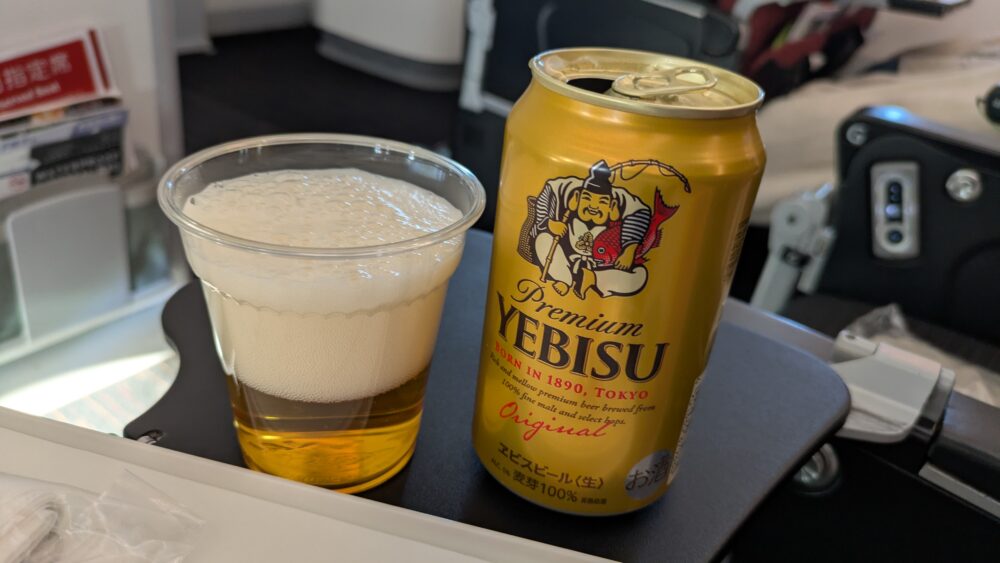 JAL787-8の46列目中央の事前予約座席でビール
