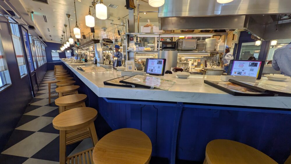 赤白阪急三番街店の店内