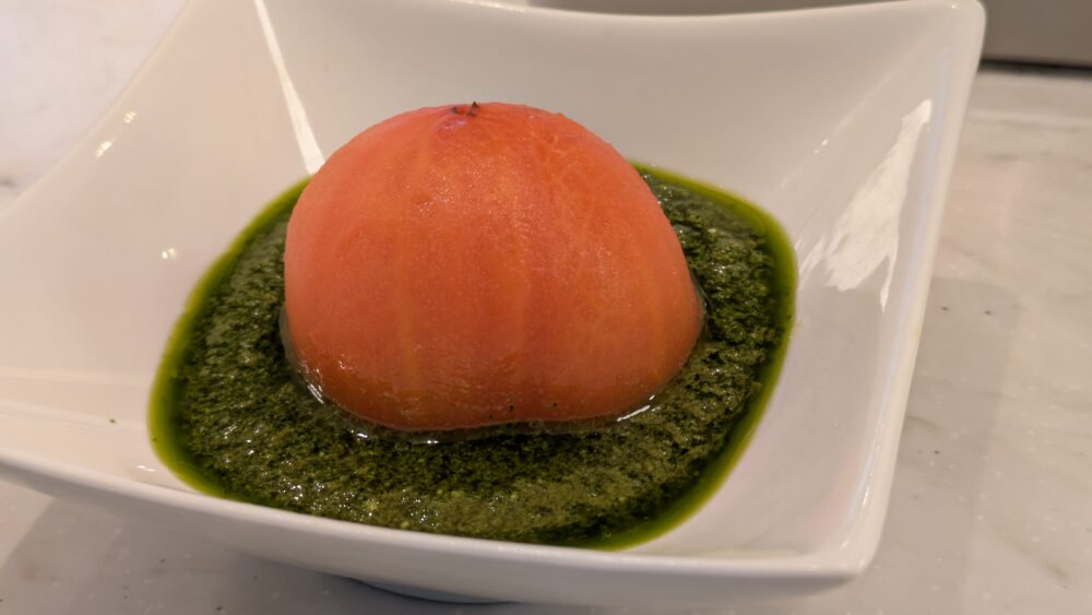 赤白の丸ごとトマトジェノベーゼ