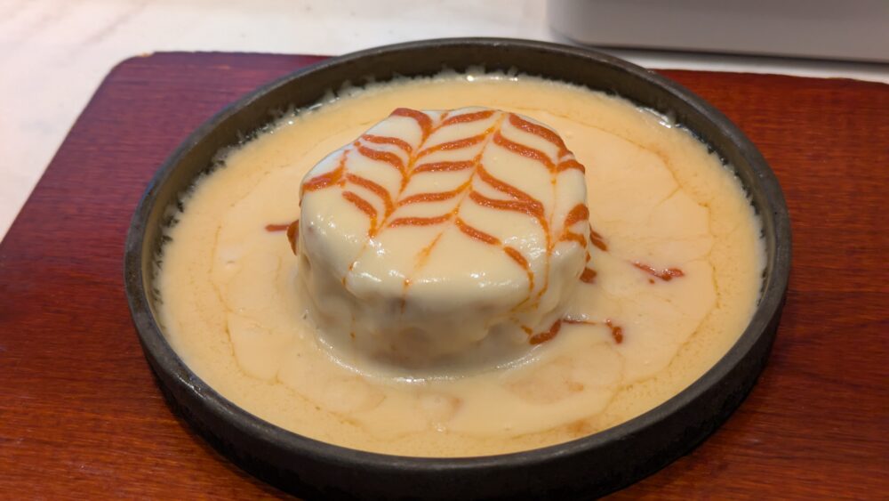 赤白のプティ・サヴォワ（チーズのお好み焼き）