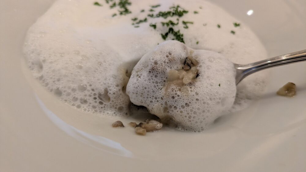 赤白のきのこのリゾットトリュフの泡仕立て