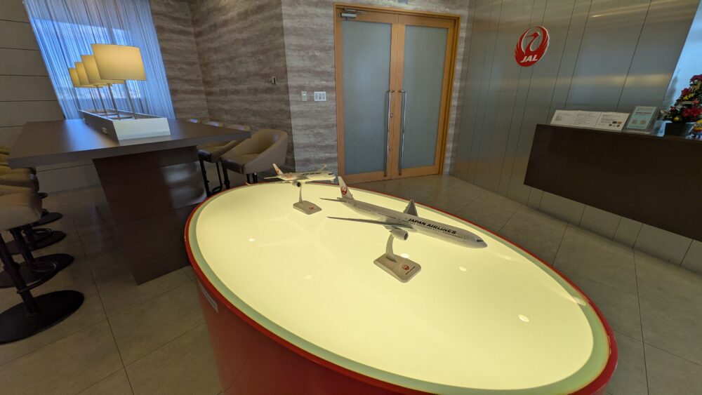 USJにあるミニオンのJALラウンジのモデルプレーン