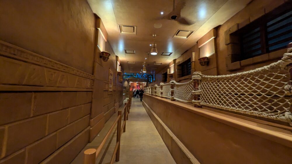 ドンキーコングクレイジートロッコの待機列エリア