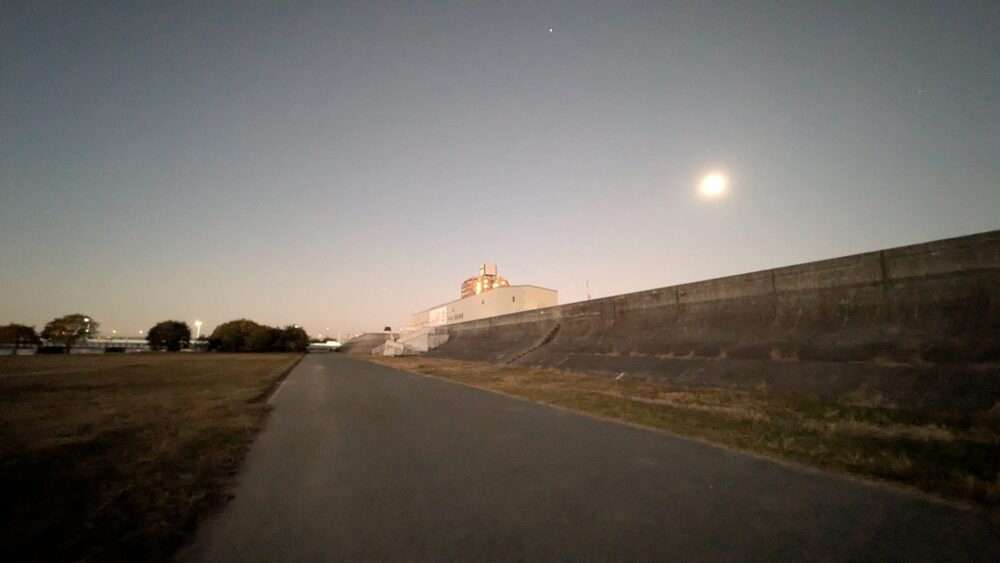 早朝の淀川河川敷は月が出ていました。
