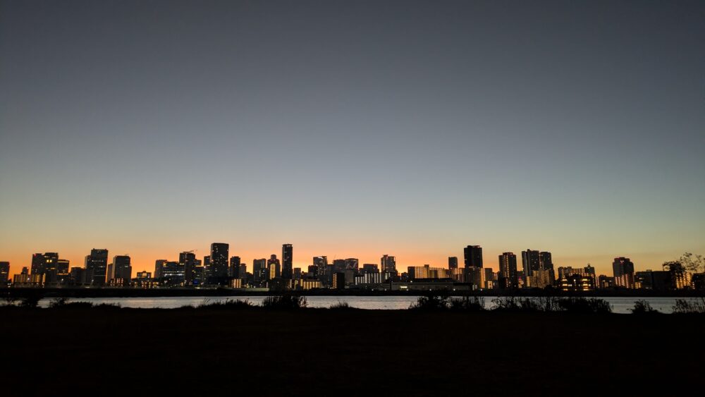 淀川河川敷から大阪中心部の景色を見る