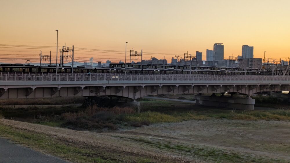 大阪淀川河川敷の阪急淀川鉄橋と朝焼けを堪能