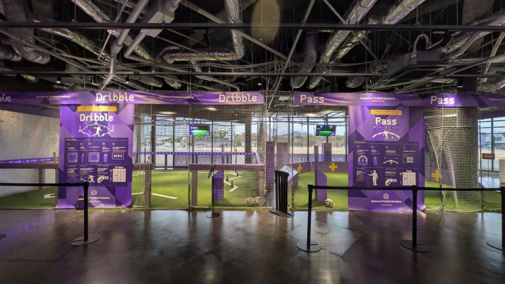 広島サッカーミュージアムのシュートやドリブルの体験コーナー