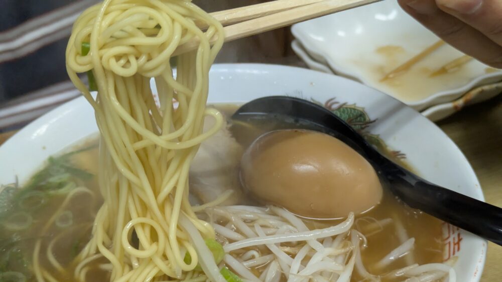 焼肉みっちゃんのラーメンにおでんの玉子をトッピング