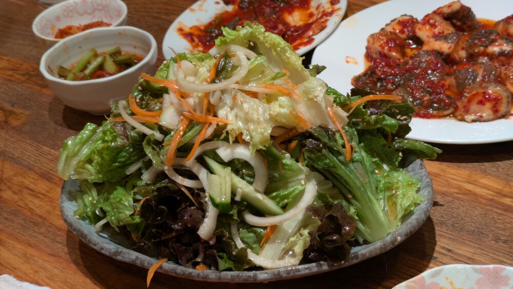 金華園のサンチュサラダ「