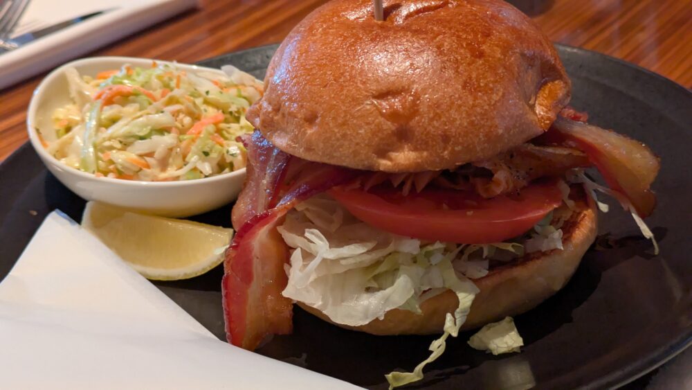 東京アメリカンクラブのグリルサーモンBLT