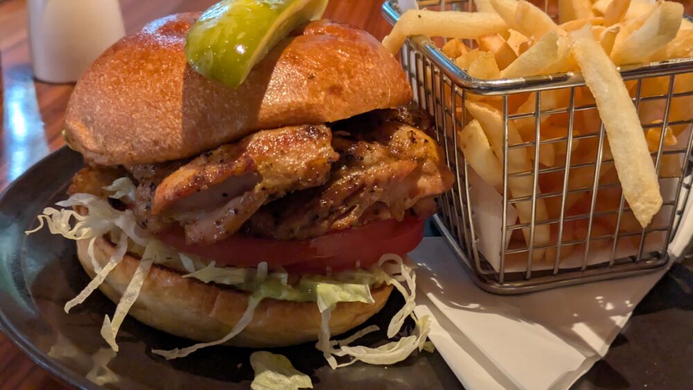 東京アメリカンクラブのCREORE SPICED CHICKEN SANDWICH