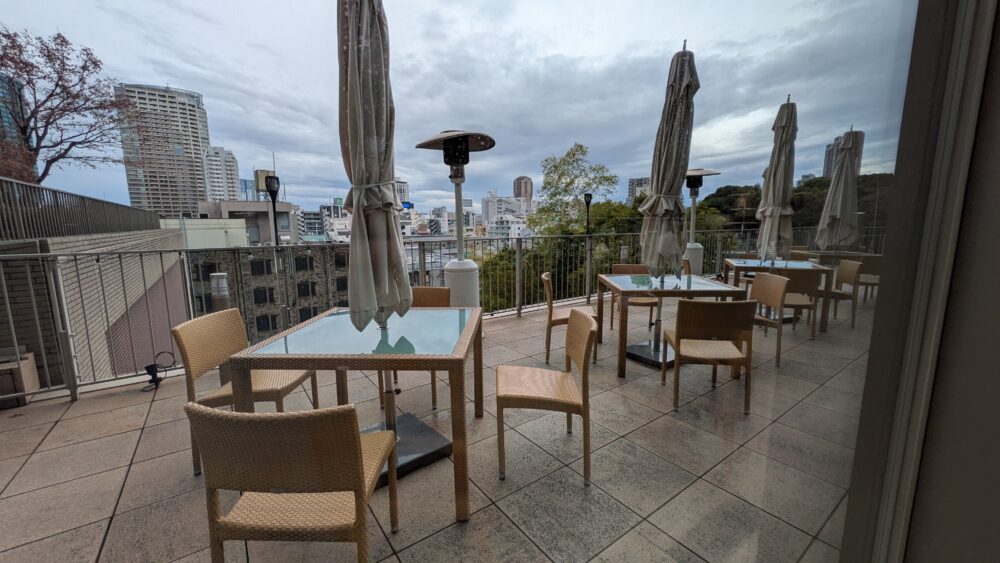 東京アメリカンクラブのAzabudaiClubhouseのテラス席