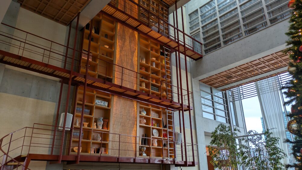 東京アメリカンクラブのAzabudaiClubhouseは天井が高い