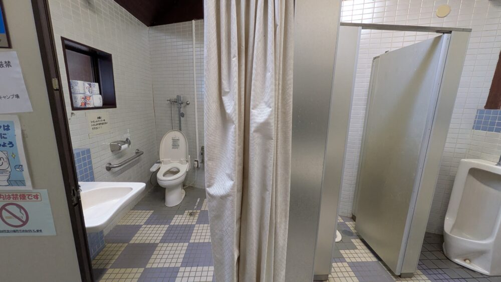 涸沼自然公園キャンプ場のトイレ