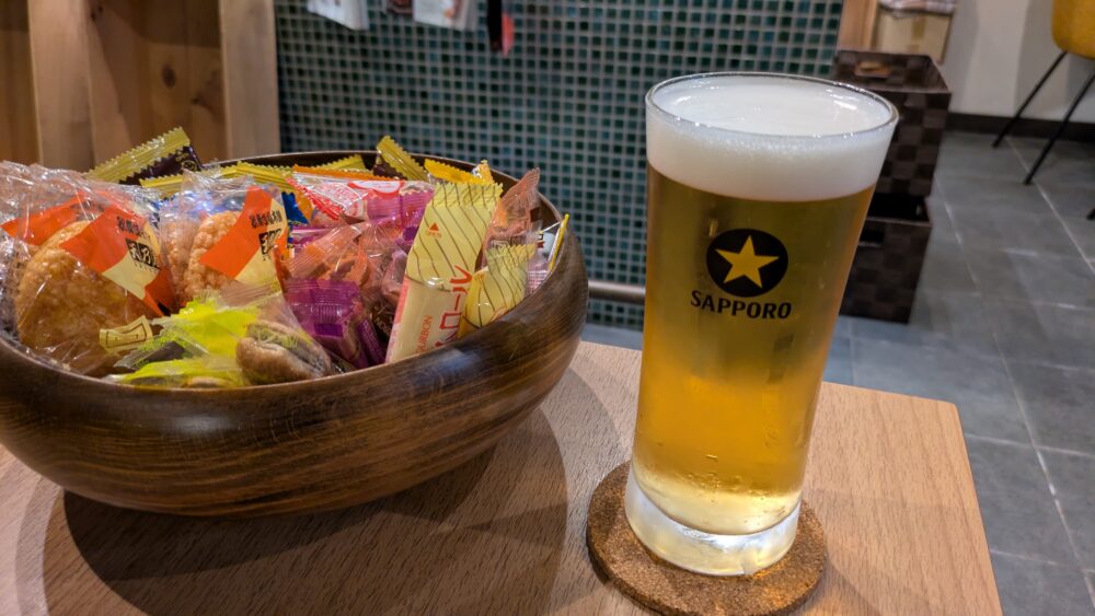 但馬牛極みの宿小宿縁の1階のカフェバーでビールを無料で楽しめます。