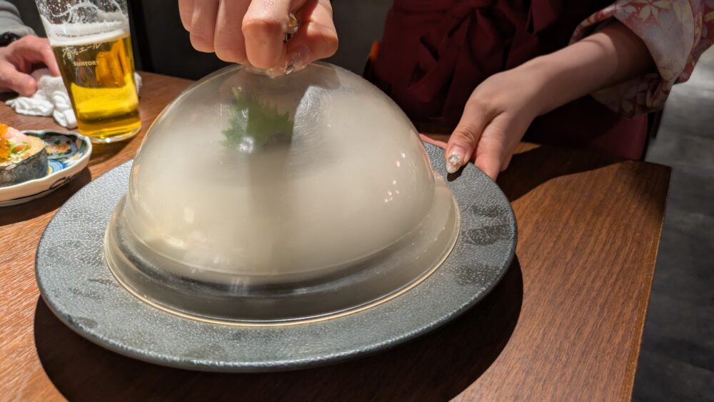 こだわりもん一家本八幡店の鰹藁焼きのガラスクロッシュ