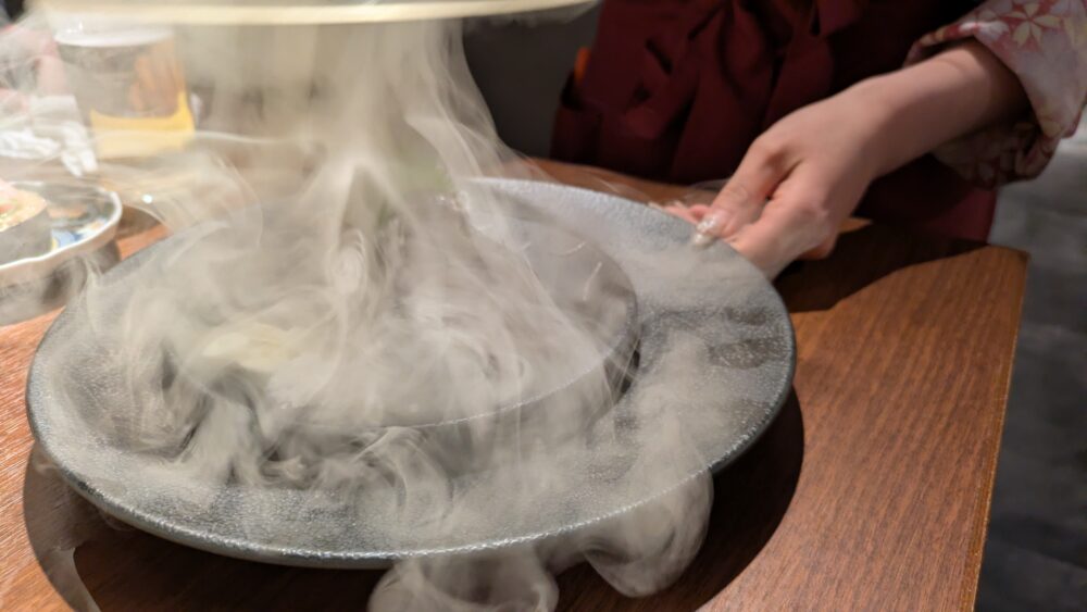 こだわりもん一家本八幡店のガラスクロッシュ（スモーク演出）