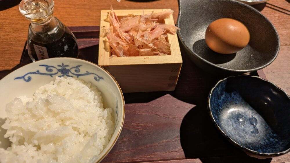 こだわりもん一家本八幡店の名物 削りたて鰹節と真っ赤卵のTKG