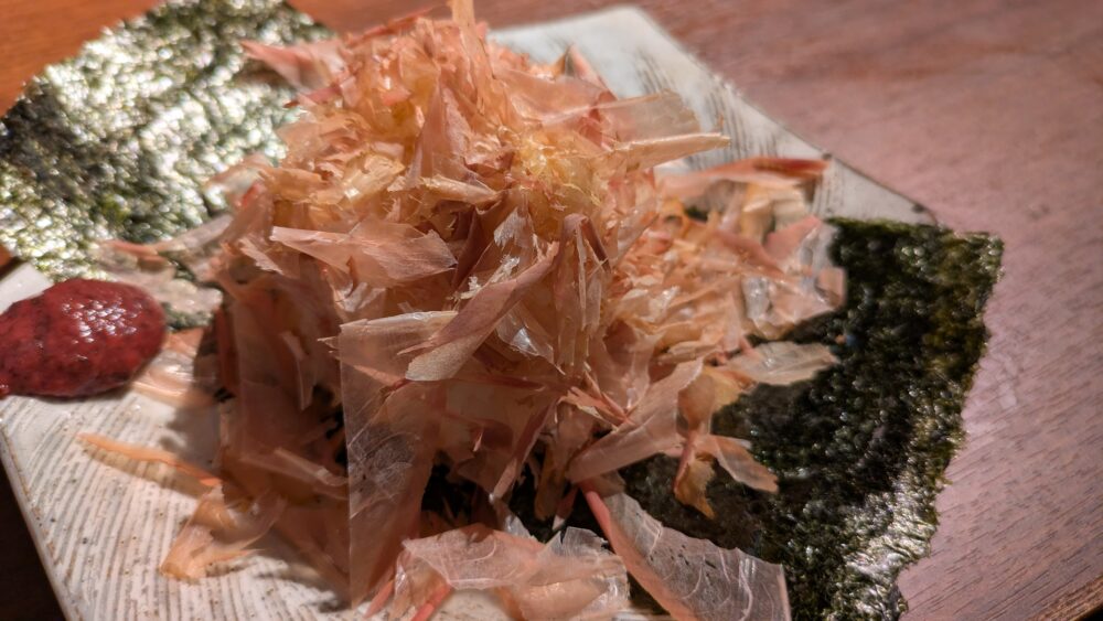 こだわりもん一家本八幡店の削りたて鰹節たっぷりの塩おむすび