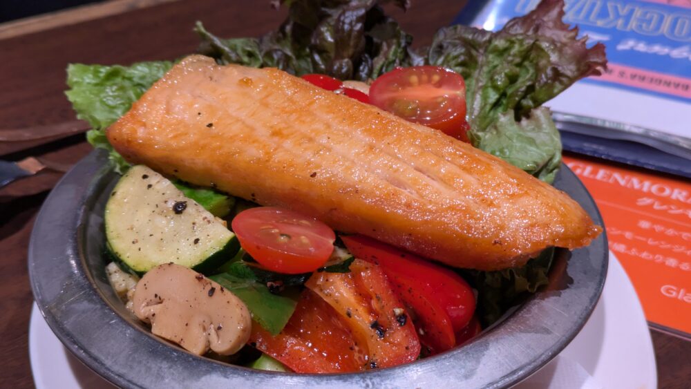 バンゲラズキッチンのグリルフィッシュサラダ