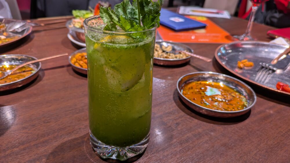 バンゲラズキッチンのパクチーハイボール