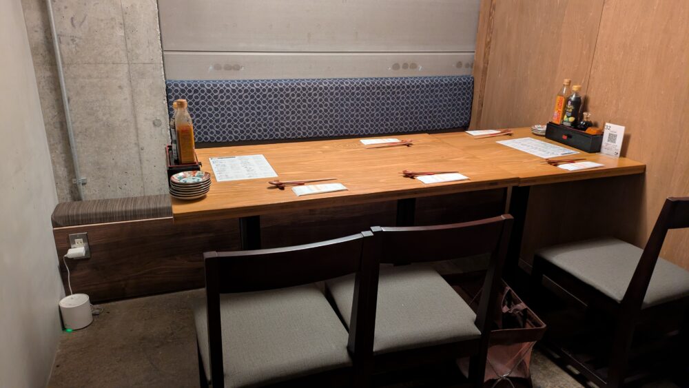 ひまり商店のテーブル席