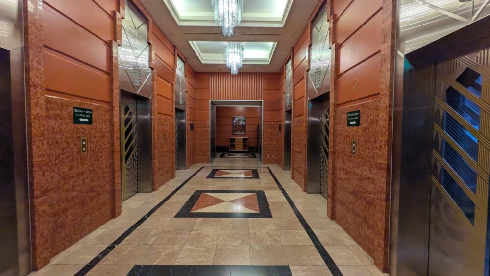 モントレラスール大阪のエレベーターホール