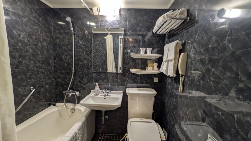 モントレラスール大阪のツインルームのバスルーム